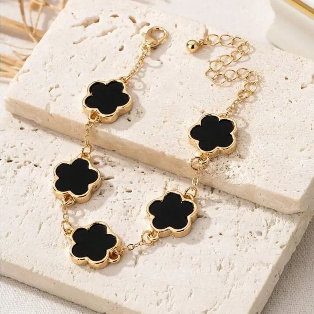 Elegant Black Flower Bracelet A1473